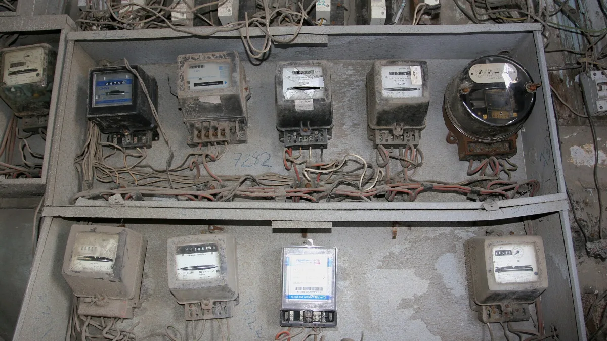 Medidores eléctricos que registran el consumo del aire acondicionado en la factura de luz