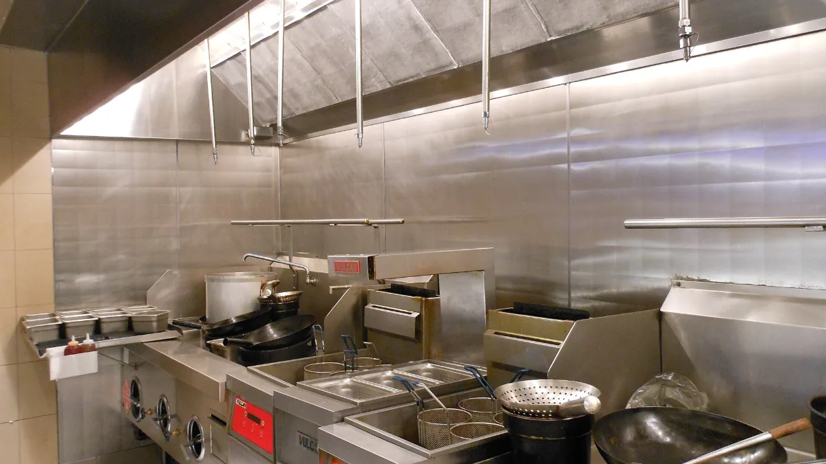 Campana de extracción de acero inoxidable sobre la línea de cocina de un restaurante
