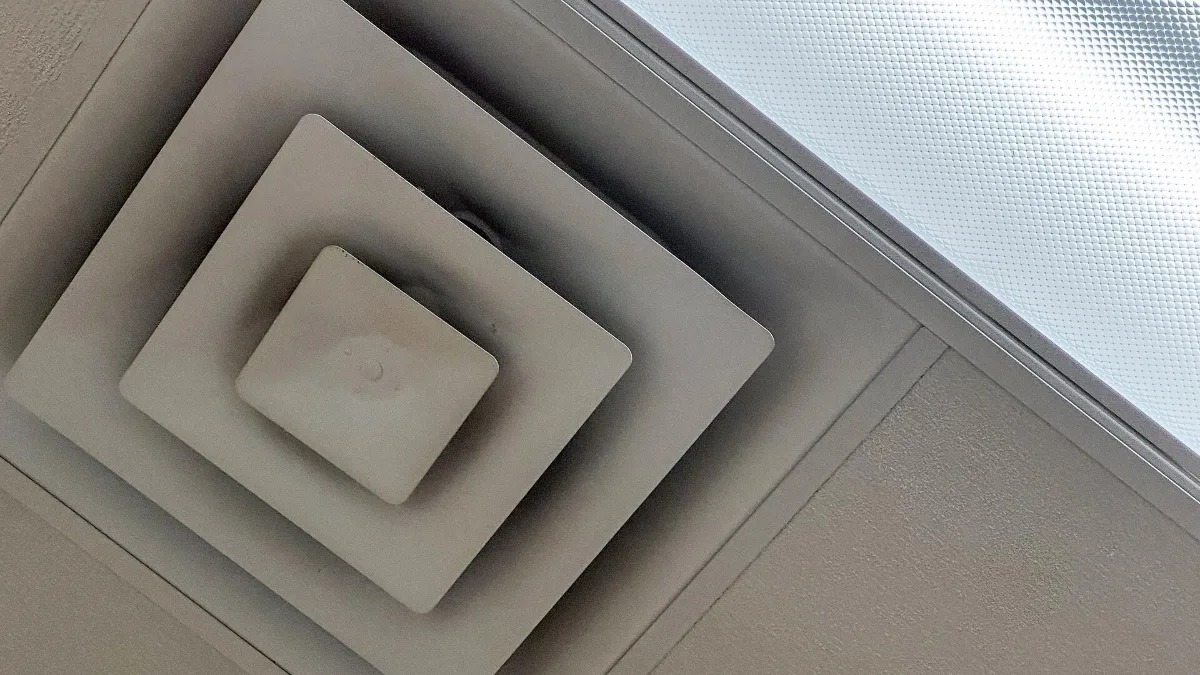 Difusor de aire en el cielo raso, punto clave en la limpieza de ductos de casa